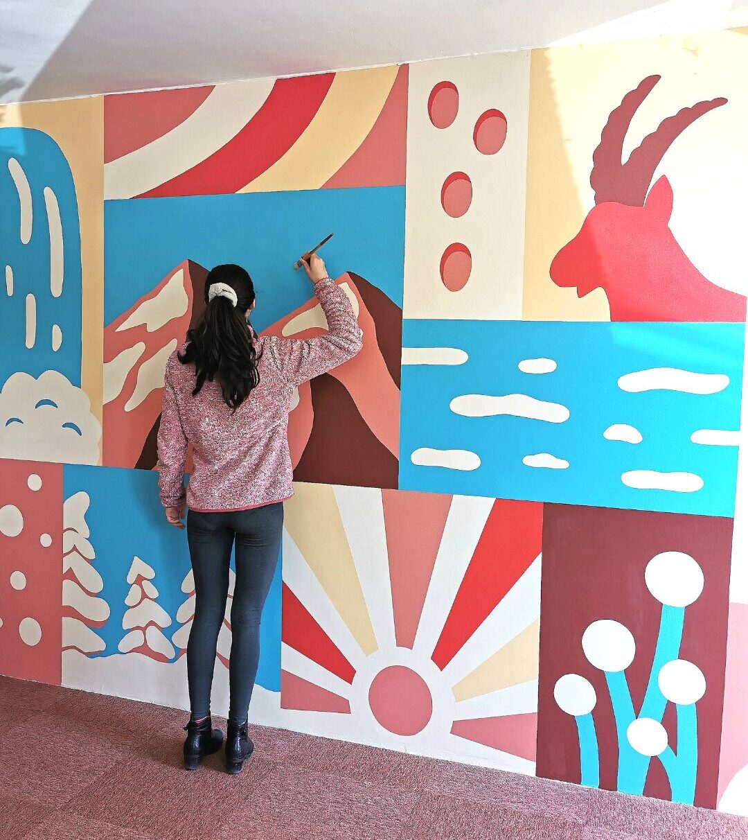 Aurore Leprivey artiste murale peint une fresque pour l'hôtel Bellier