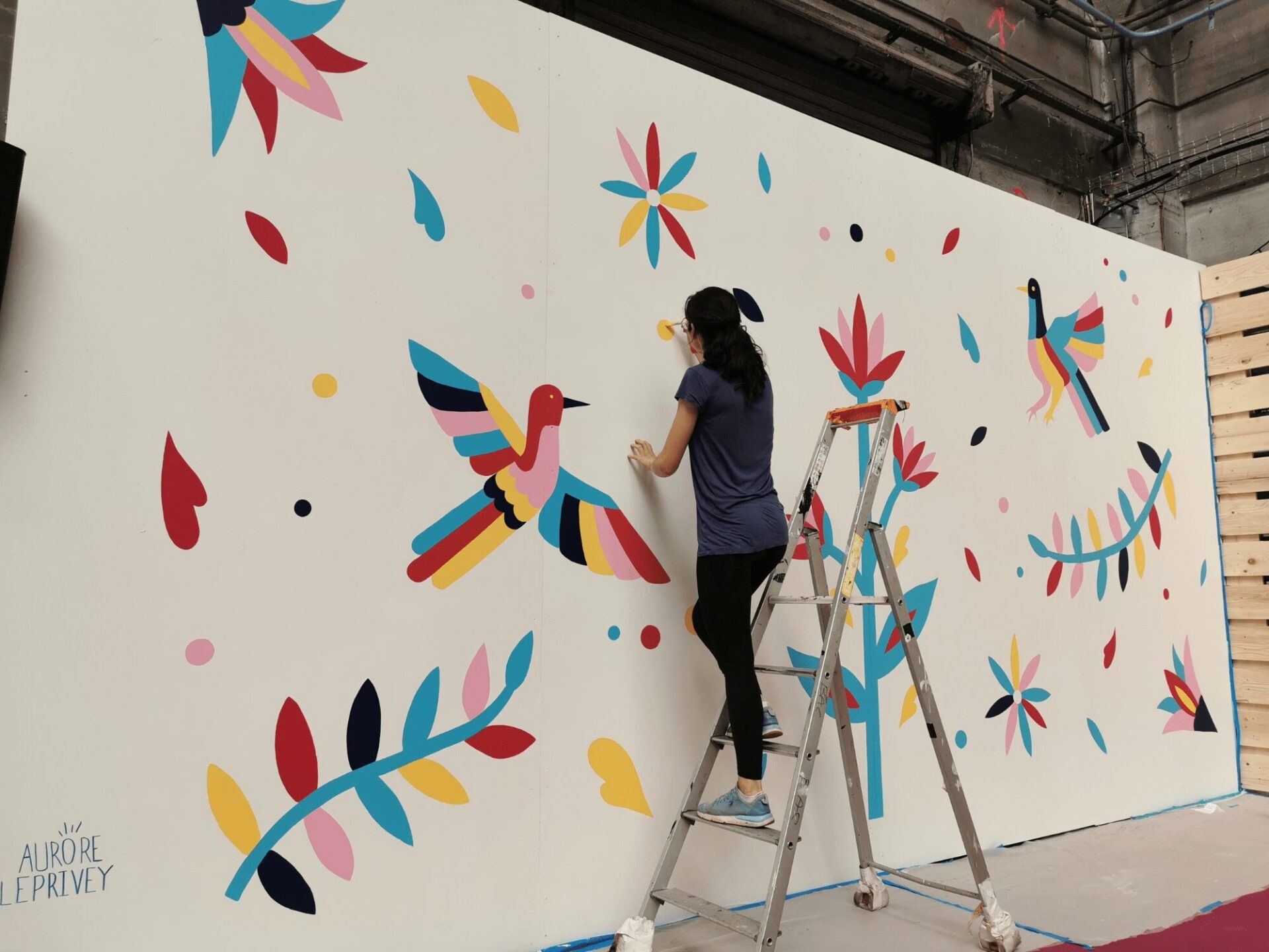 Aurore Leprivey peint une fresque en direct lors du Lyon Street Food festival