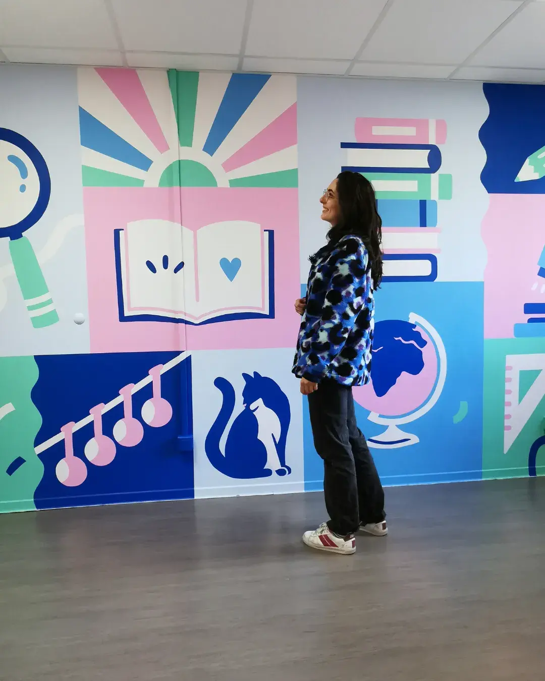 Aurore Leprivey, artiste devant sa dernière fresque murale Aurore Leprivey, artiste devant sa dernière fresque murale