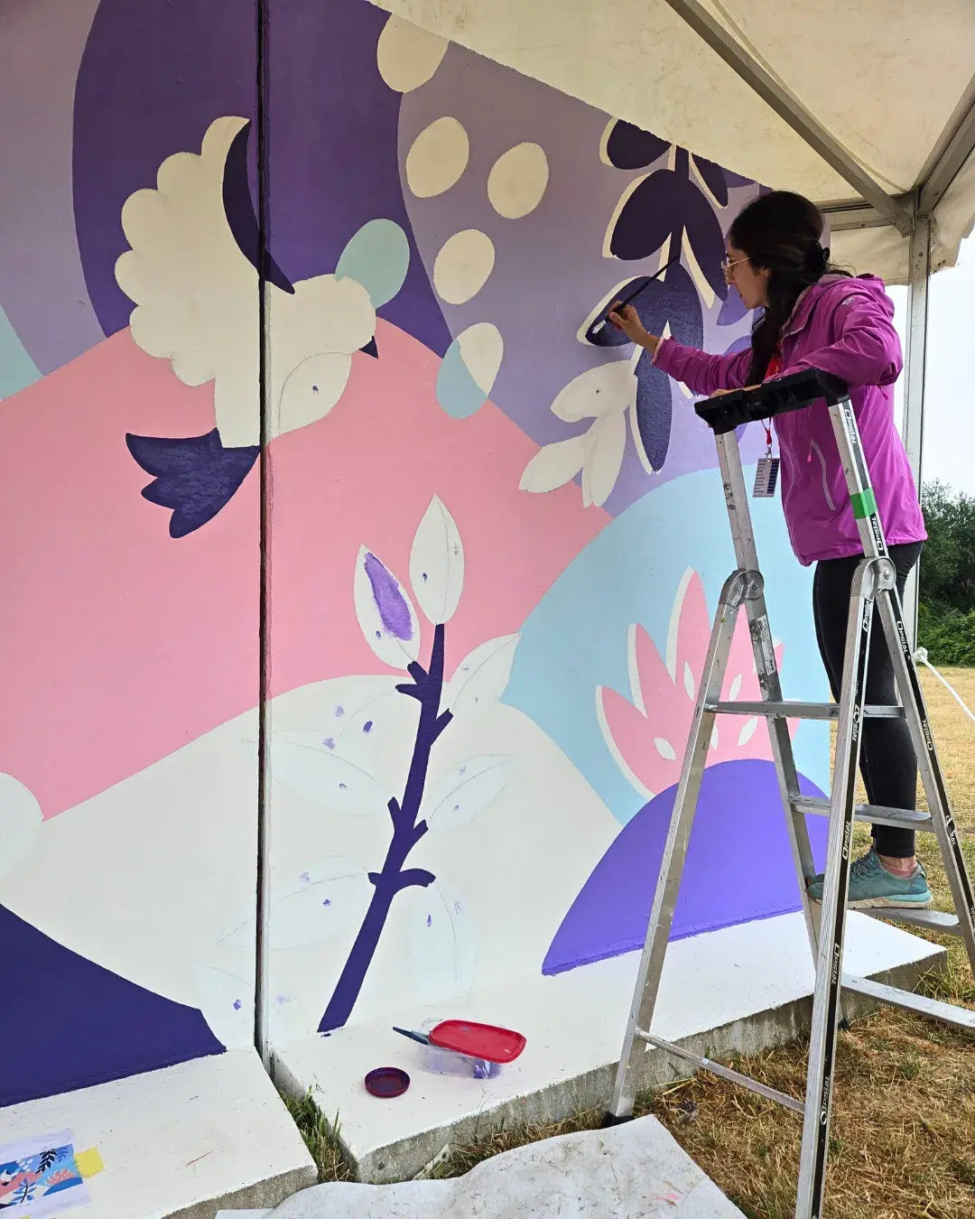 L'artiste street art Aurore Leprivey réalisant une fresque au festival Plein Champ Le Mans