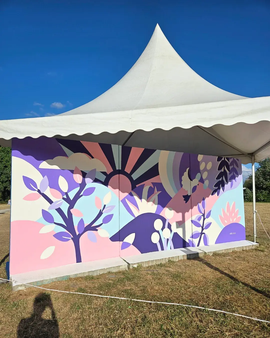 Vue d’ensemble de la fresque peinte par l'artiste Aurore Leprivey pendant le festival Plein Champ Le Mans
