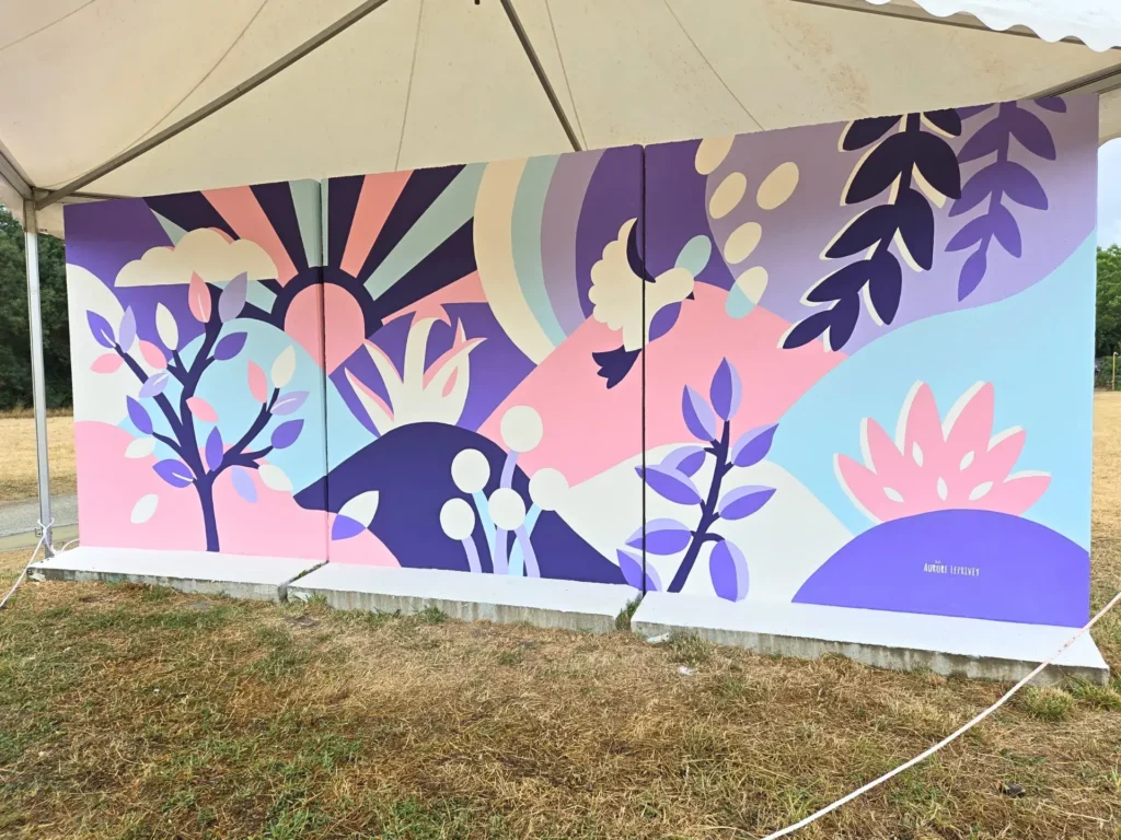 Artiste muraliste réalisant une fresque en live au festival Plein Champ au Mans