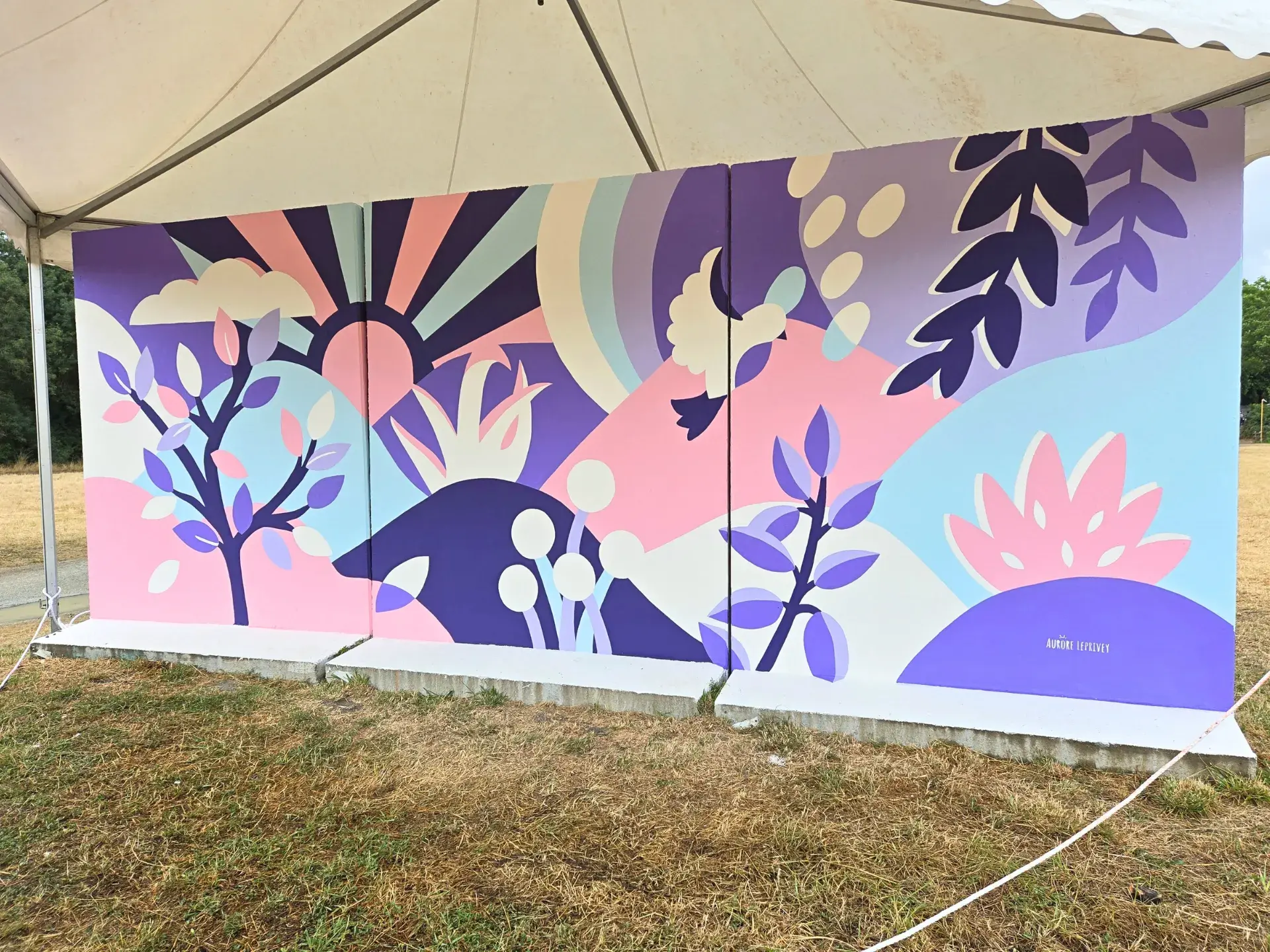 Artiste muraliste réalisant une fresque en live au festival Plein Champ au Mans