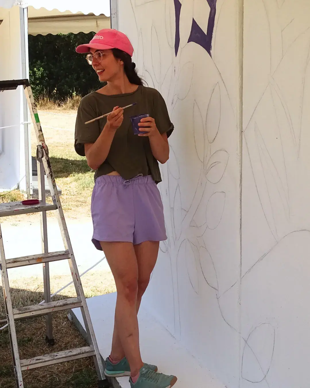 Artiste muraliste réalisant une fresque en live au festival Plein Champ au Mans