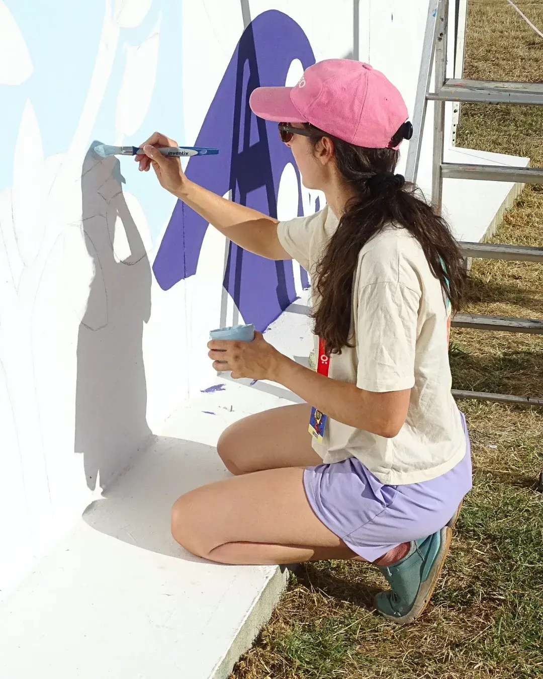 Artiste muraliste réalisant une fresque en live au festival Plein Champ au Mans
