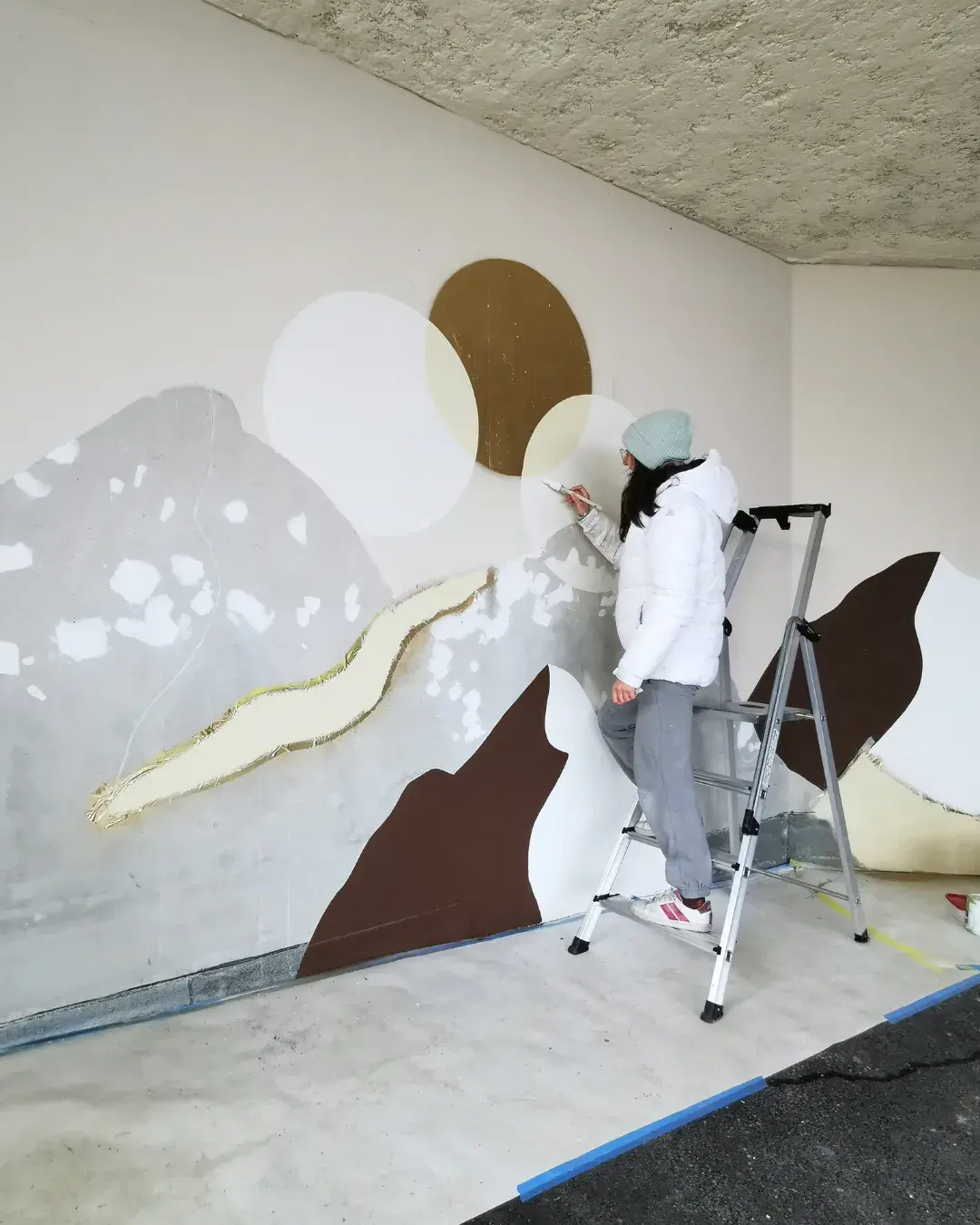 L'artiste Aurore Leprivey peint une fresque dans un parking immobilier