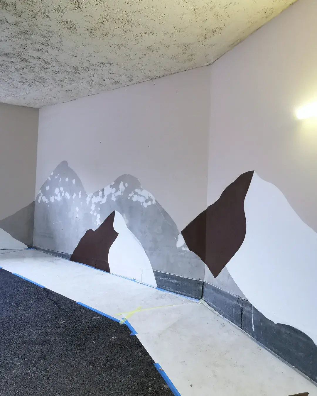 Fresque artistique un immeuble une œuvre représentant des montagnes par Aurore Leprivey