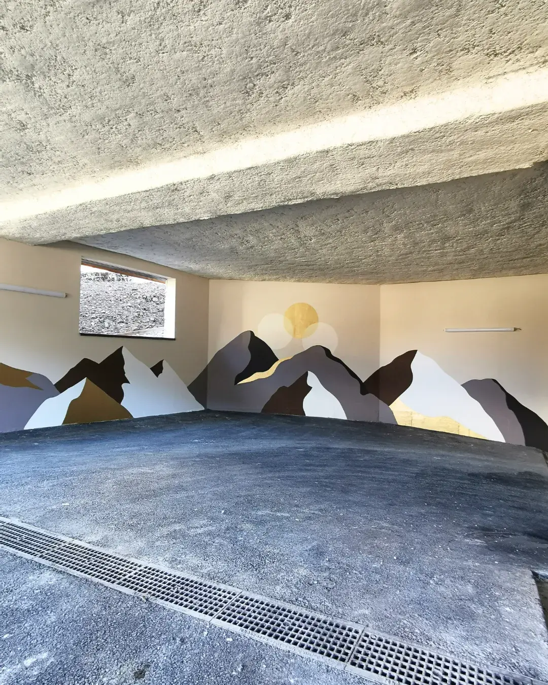 Fresque murale dans un parking à la montagne par l'artiste Aurore Leprivey