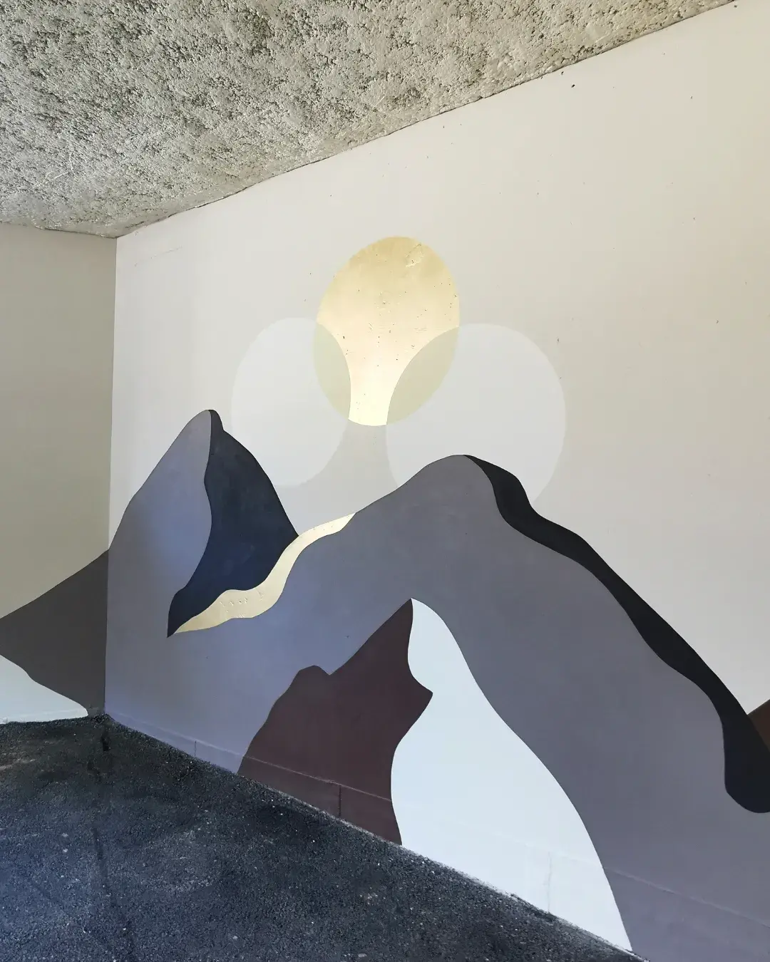 Détail d’une fresque murale dans un parking à la montagne Haute Savoie
