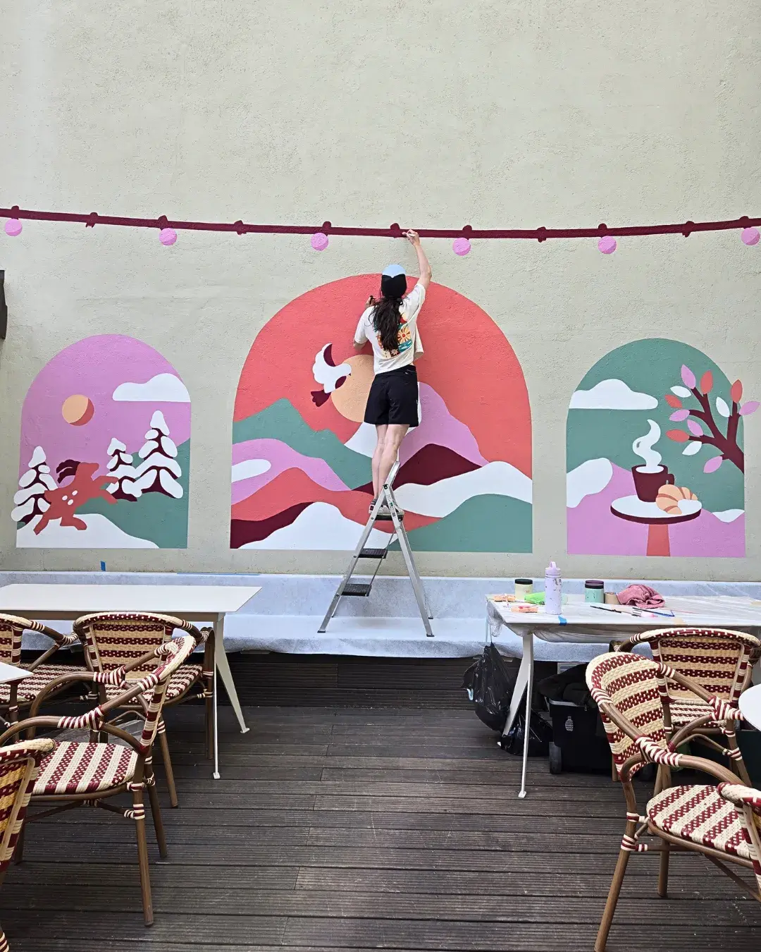L'artiste Aurore Leprivey peint une fresque à Chamonix Mont Blanc