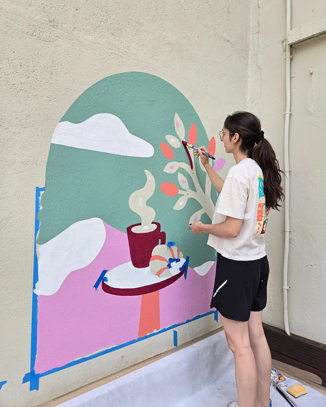L'artiste Aurore Leprivey peint une fresque à Chamonix Mont Blanc