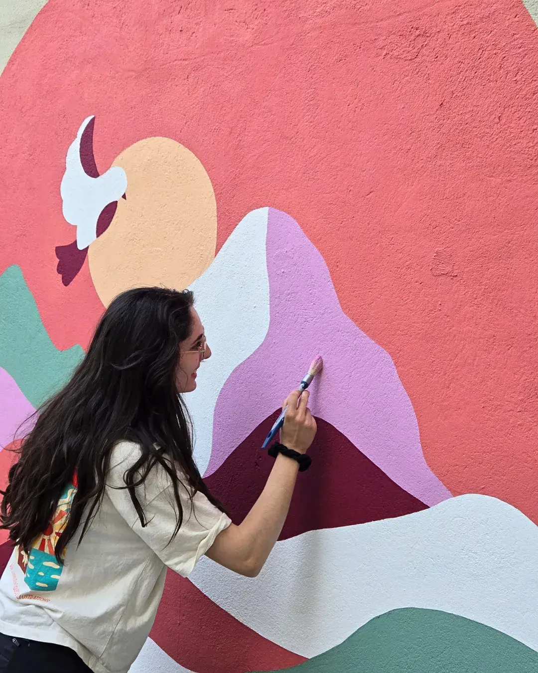 L'artiste Aurore Leprivey peint une fresque à Chamonix Mont Blanc